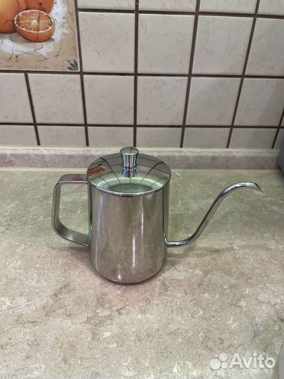 Чайник с длинным носиком