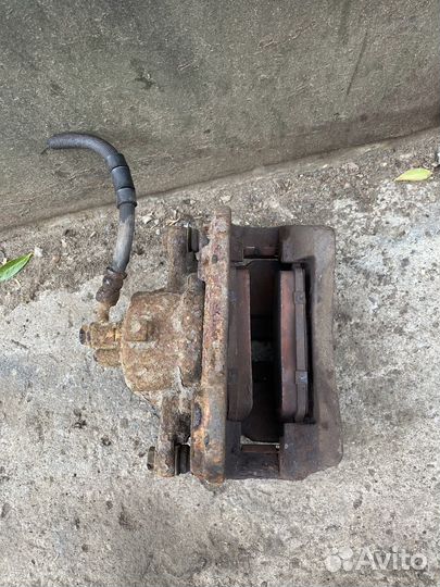 Суппорт передний правый Nissan Primera P11