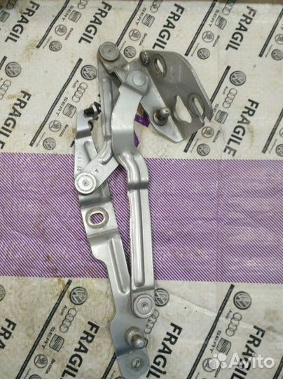 Петля багажника правая Audi A4 B5 AQD