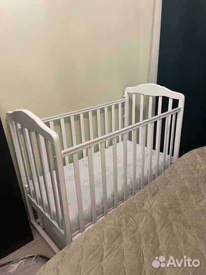 Детская кроватка с универсальным маятником