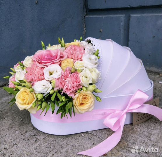 Букет цветов в коляске люльке на выписку из роддом