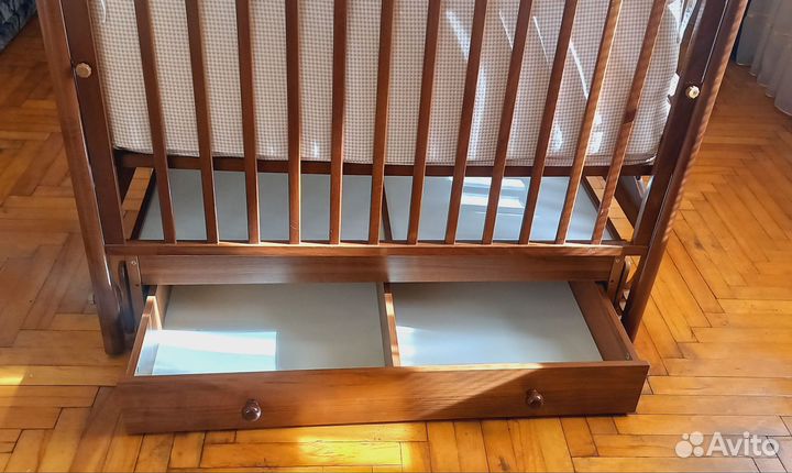 Детская кровать, стул для кормления и постель