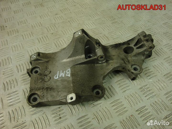 Кронштейн генератора VW Passat B6 038903343AF