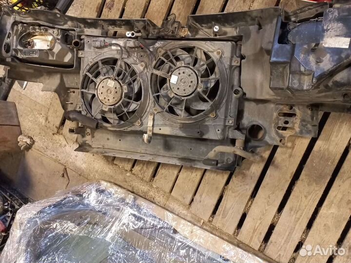 Передняя панель,телевизор и МКПП на шаран