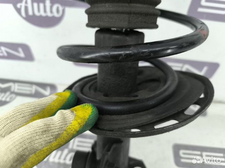 Амортизатор передний левый Toyota Auris E150