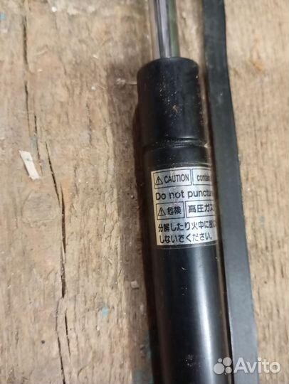 Целиндр капота