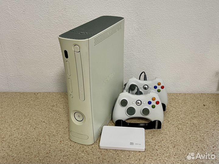Прошитый Xbox 360 (40 игр, 2 геймпада)