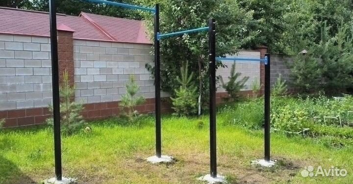 Уличный турник для всей семьи можно и качели