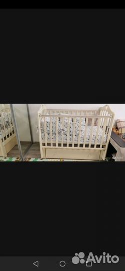 Детская кроватка с маятником и ящиком