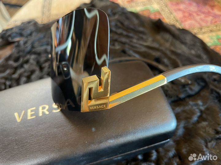 Солнцезащитные очки versace