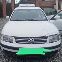 Volkswagen Passat 1.8 MT, 1998, битый, 226 771 км, с пробегом, цена 350 000 руб.