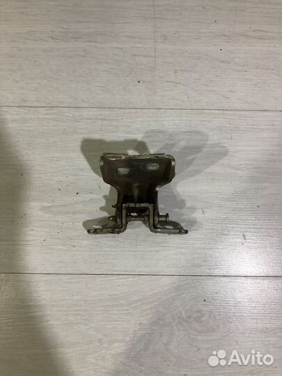 Петля двери зад лев renault sandero 1 1.6 мт