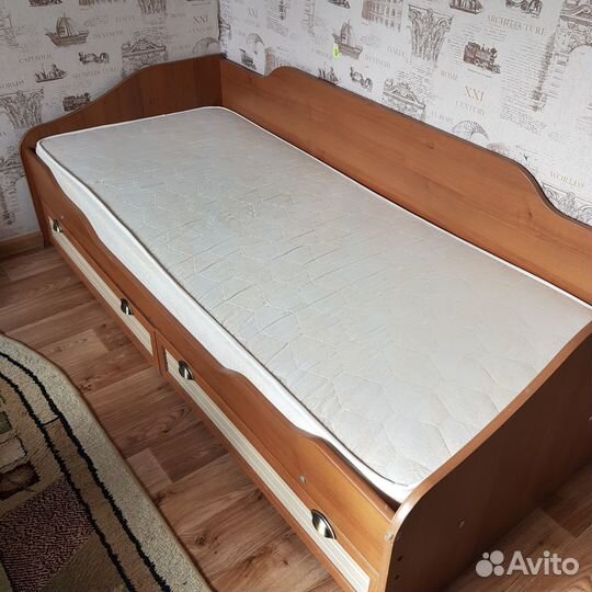 Кровать с матрацем