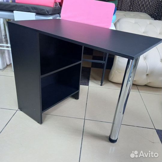 Маникюрный стол