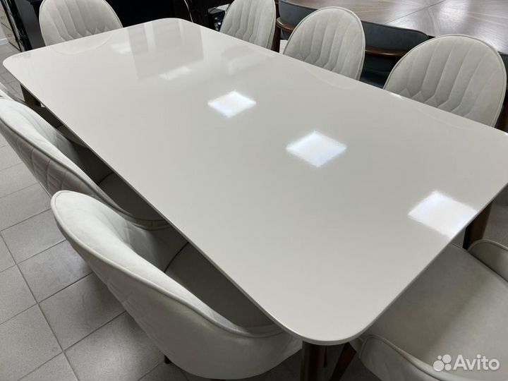 Стол и стулья