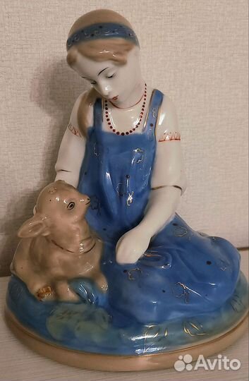 Фарфоровая статуэтка 