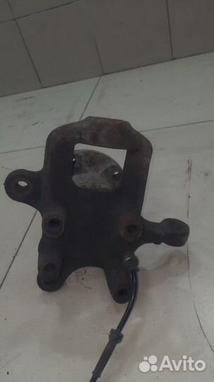 Кулак поворотный передний правый