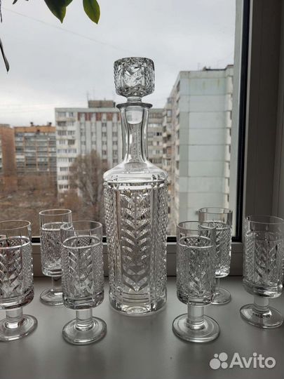 Хрустальный графин с рюмками