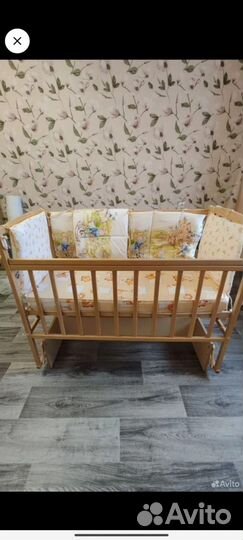 Детская кроватка с маятником