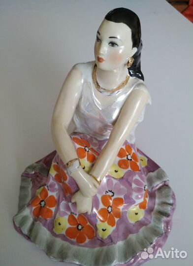 Фарфоровая статуэтка 