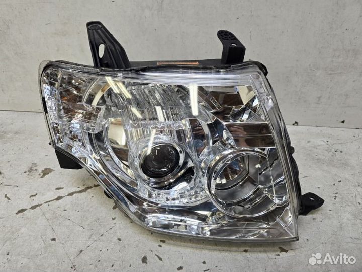 Фара правая Mitsubishi Pajero 4 2006-2014