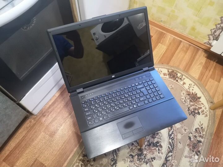 DNS i7 8 потоков SSD Full HD дисплей 17