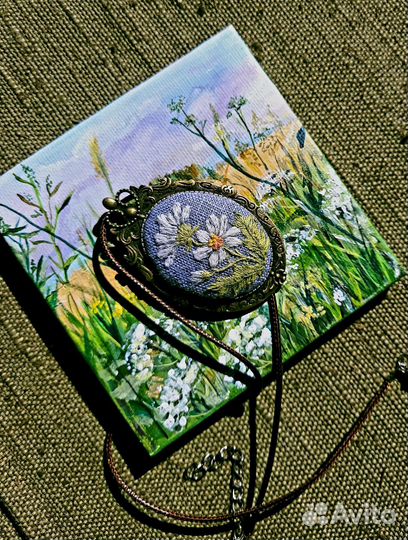 Брошь-кулон с вышивкой ручная работа