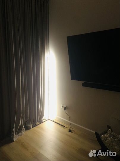 Угловой напольный светильник