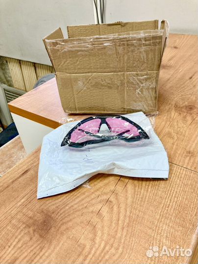 Розовые спортивные очки