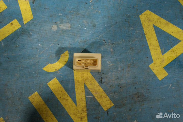 Белое реле Mazda 323F BA