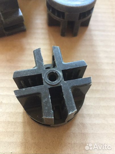 Стекло и фишки для стеллажей из стекла