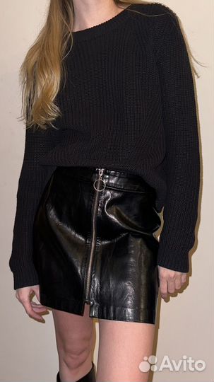 Свитер черный с круглым вырезом