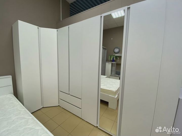 Шкаф трехстворчатый