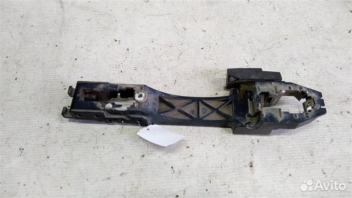 Крепление ручки двери наружней предней левой Niss