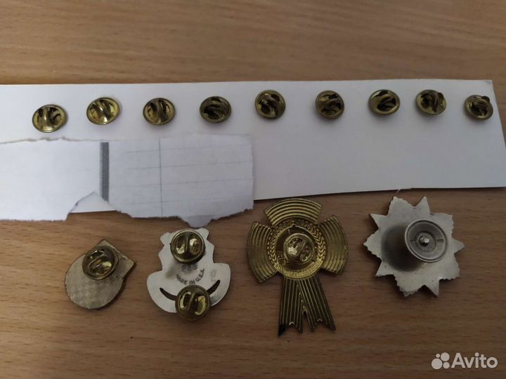 За участие в параде значки гербы