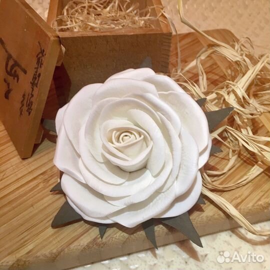 Броши из замши