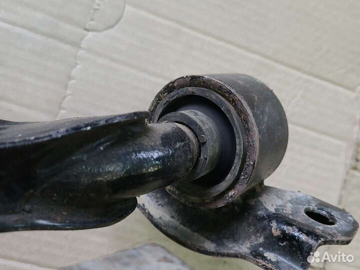 Рычаг передний нижний правый Nissan Primera P11