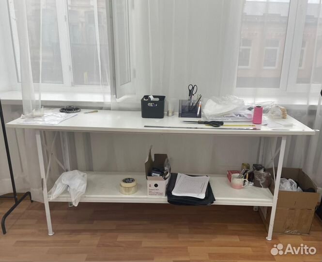 Стол, местолье с нижней полкой