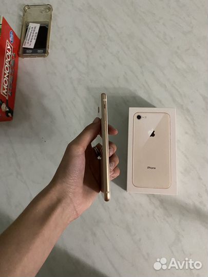 Телефон iPhone 8
