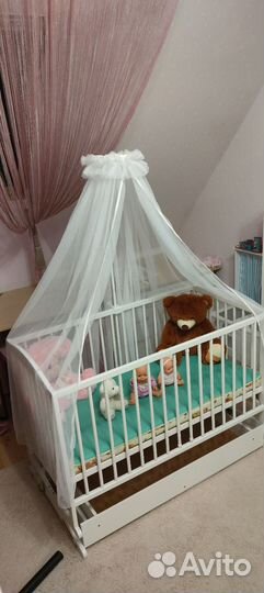 Детская кроватка с маятником