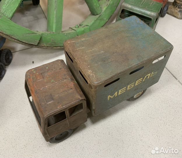 Советская игрушка, жестяной грузовик. Мебель