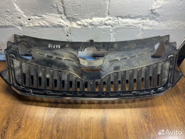 Решетка радиатора передняя Skoda Rapid лифтбек 1.6
