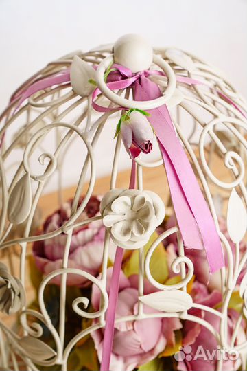 Декоративная клетка с цветочной композицией