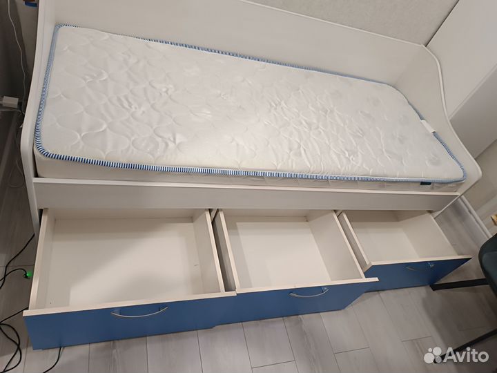 Кровать с выдвижными ящиками