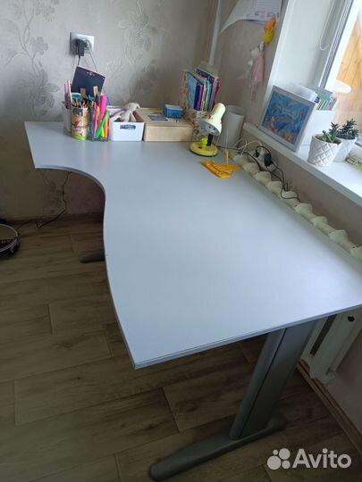 Угловой письменный стол