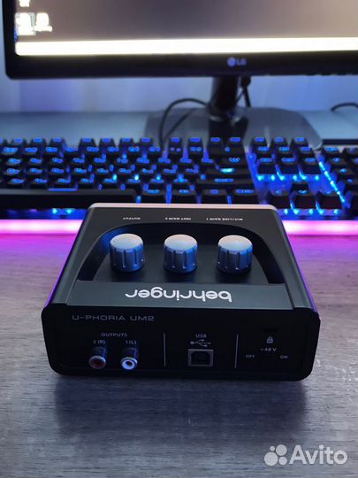 Звуковая карта behringer um2