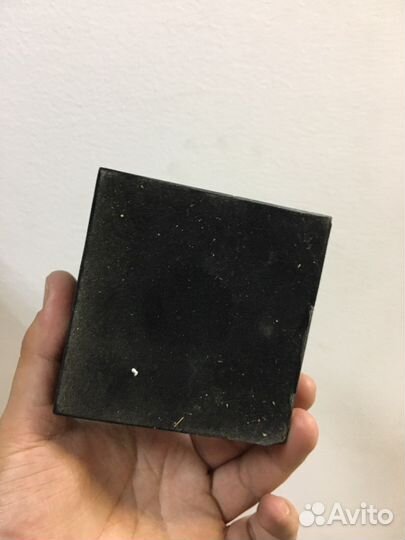 Статуэтка пара целуется бронза на камне