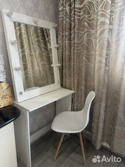 Гримерное зеркало с лампочками