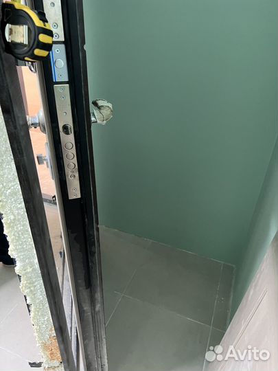 Дверь входная металлическая от застройщика