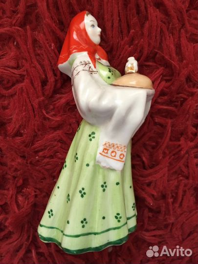 Статуэтка Девушка с караваем Дулево